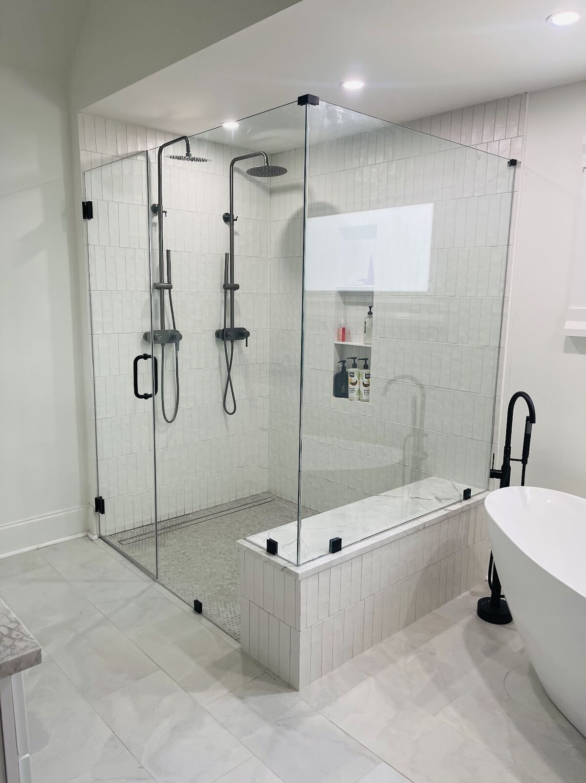 Corner enclosure · freestanding tub