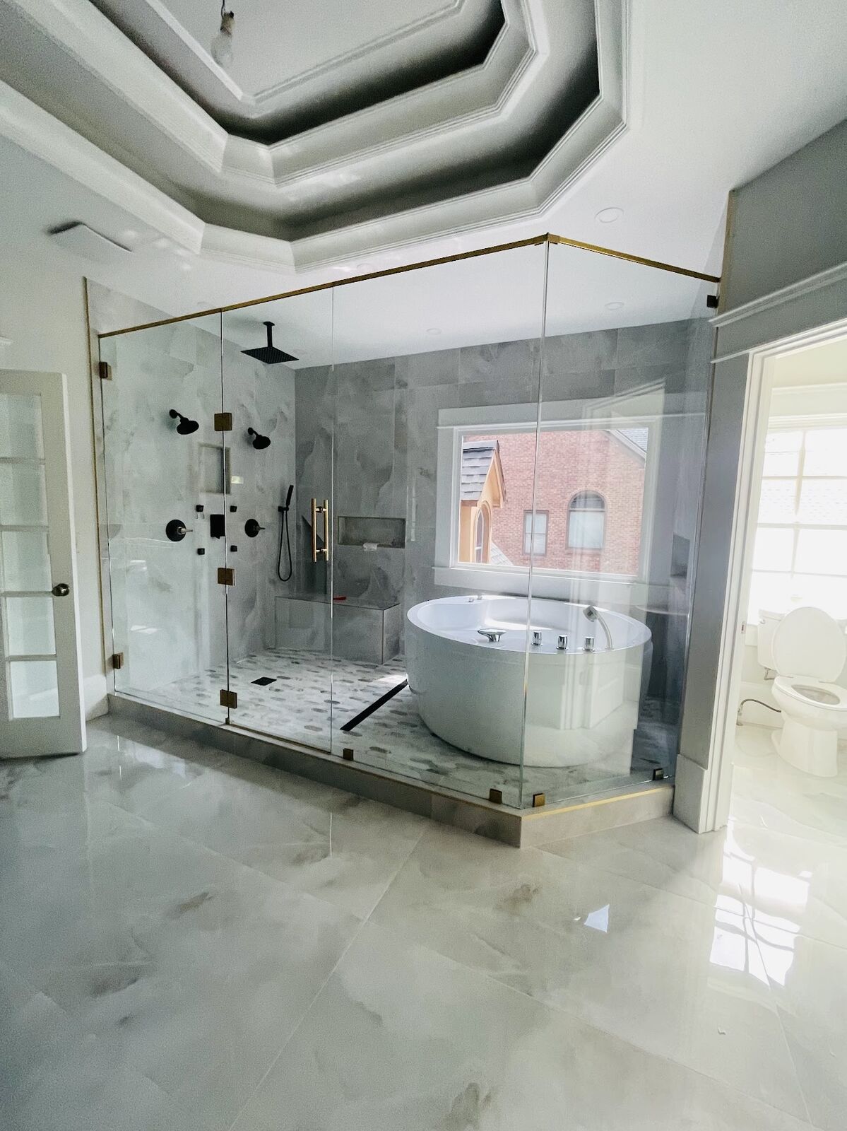 Frameless enclosure · spa bath