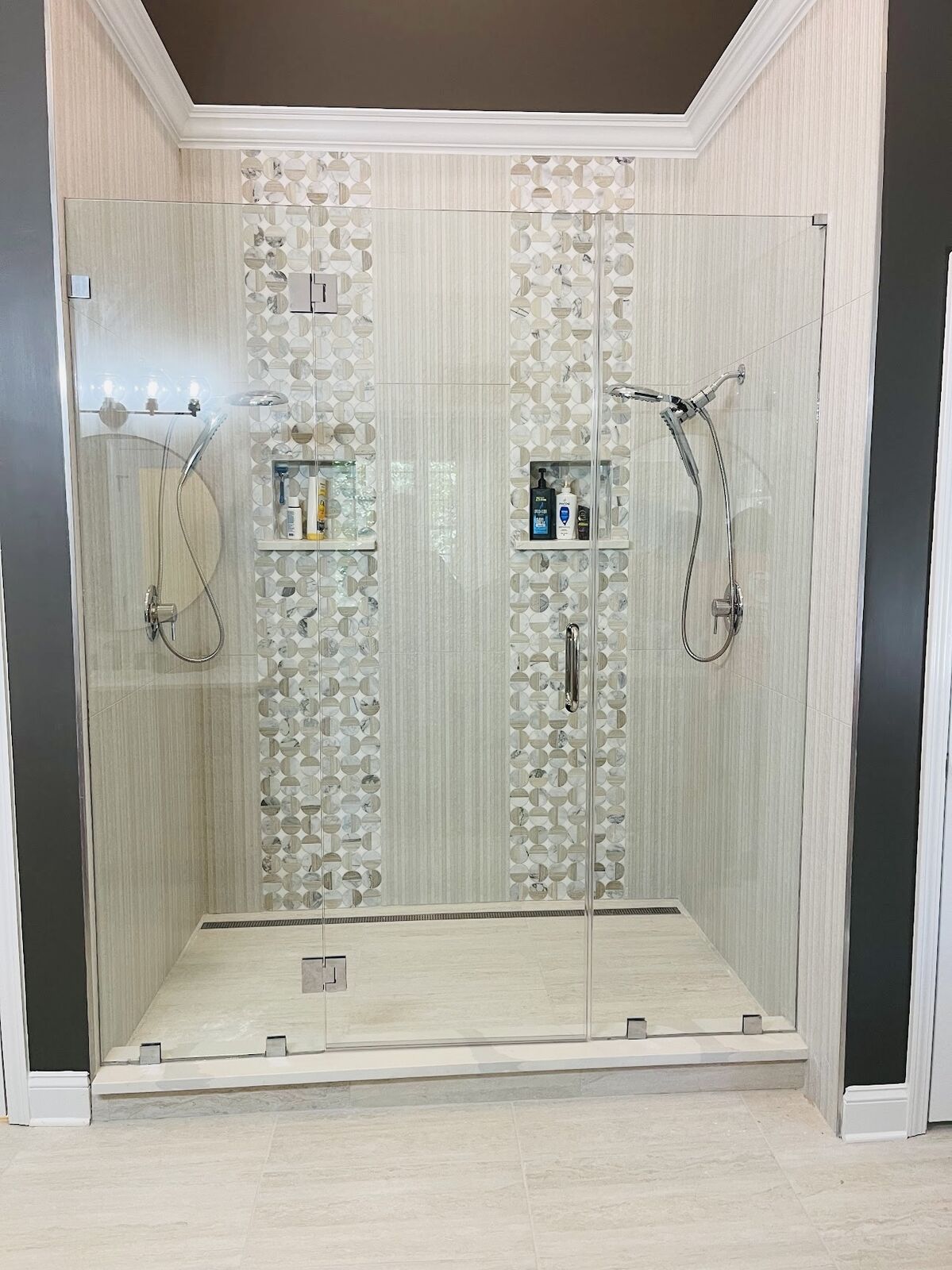 Frameless enclosure · white tile
