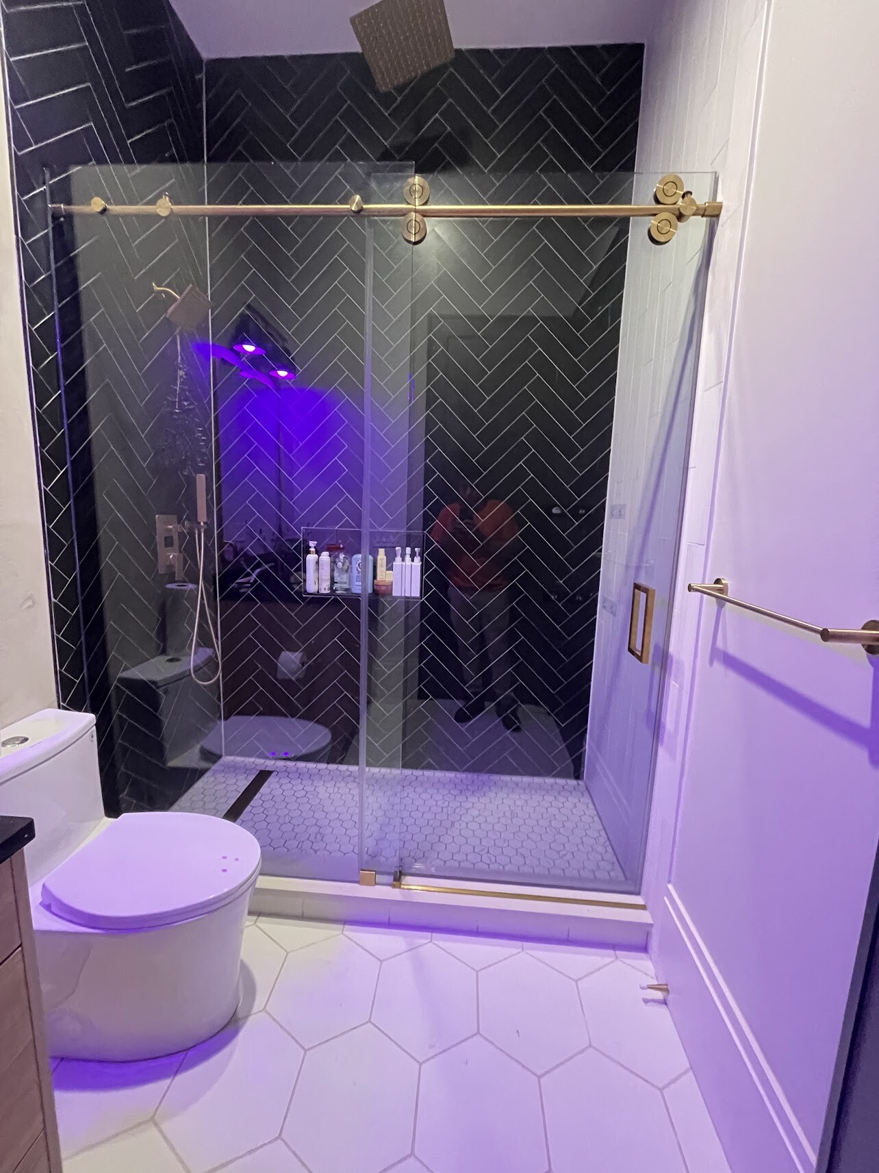 Frameless glass detail